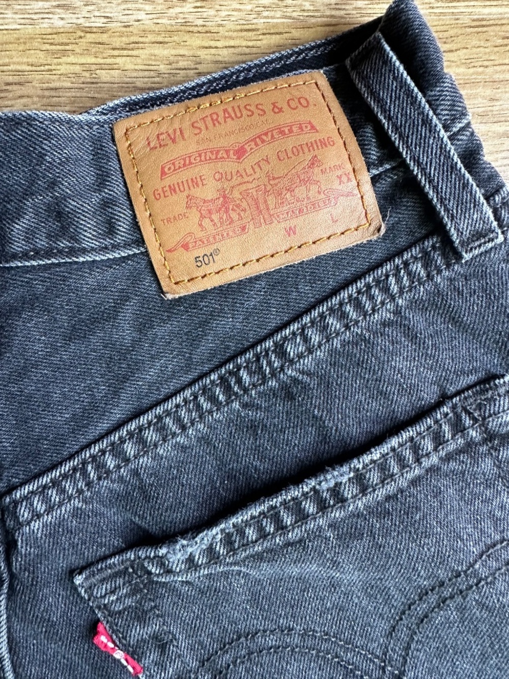 Levi Shorts - Picture 3 of 4